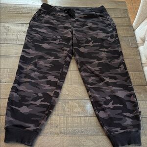 Athleta Triumph Camo Jogger Sweatpants Fleece Lined Athleisure Black